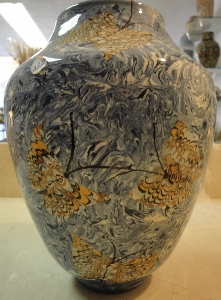 Vase bleu aux papillons jaune