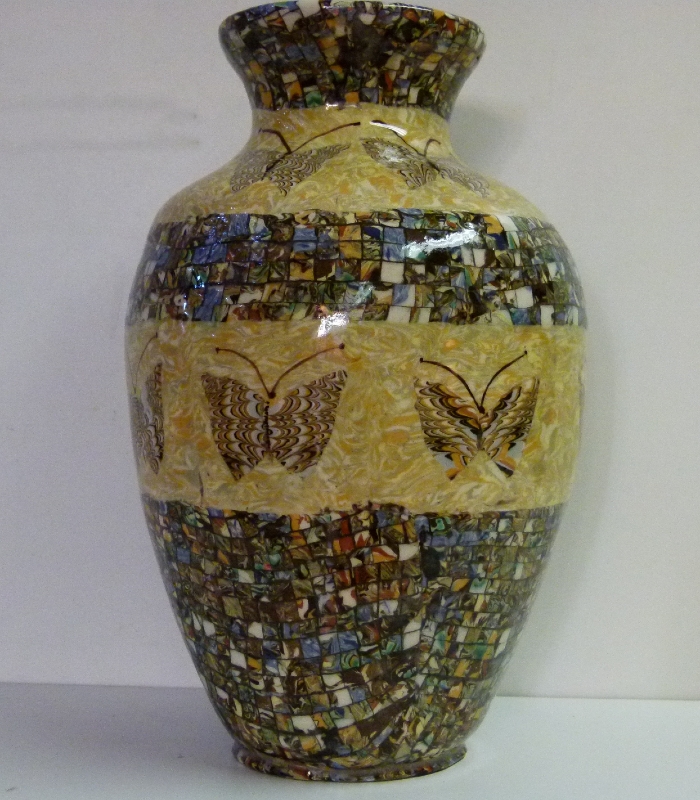 Vase mosaique avec papillon dans la masse