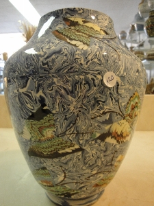 Vase bleu avec papillons vert