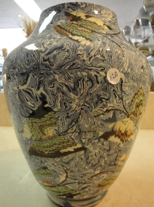 Vase bleu avec papillons vert