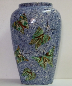 Grand vase bleu avec papillons